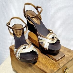 NOMI Y2K Wood & Metallic Wedge Slingback Sandal Gold/Silver/Bronze (8.5M)